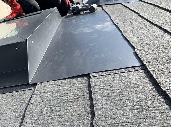 天窓修理　⑤屋根材に差し込む